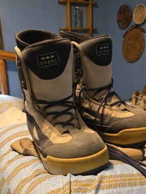 Men's Tan and Gray Snowboard Boots